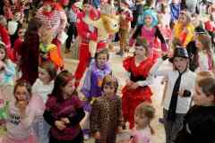 SVO_KiFasching_08_Spannung_vor_Bonbonwurf